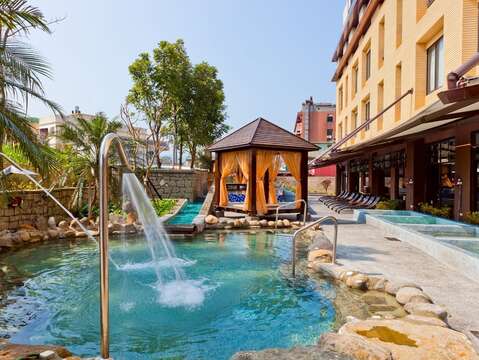 沐舍溫泉渡假酒店-以北海岸稀有的海底硫磺泉為泉源，搭配日式湯屋與露天風呂，讓旅人靜享海洋與溫泉雙重療癒。(活動贊助廠商)