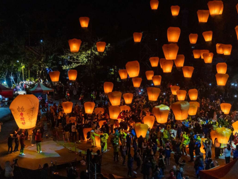 「新北感溫祭」冬季系列活動「2026平溪天燈節」，屢次被各大旅遊網站評選為一生必去的慶典，每一波皆有上百顆天燈同時升空，夢幻般的景象，點亮平溪山城的夜空。