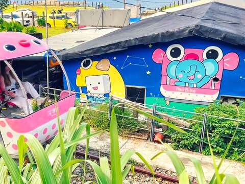 沿著鐵道前行，色彩繽紛的彩繪牆面躍入眼簾，為深澳鐵道自行車旅程增添滿滿童趣與拍照亮點。