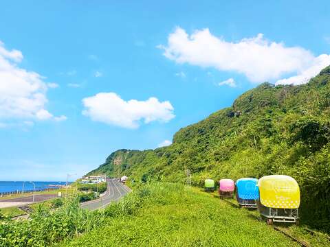 深澳鐵道自行車依山傍海，湛藍海景與層層山巒相伴，騎乘途中盡覽青春山海線的壯麗風光。
