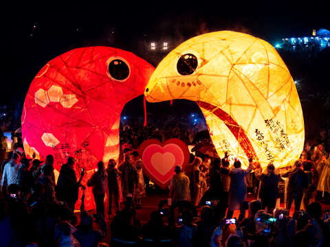 2025年結合蛇年意象製作20呎造型主燈，祝福眾人「蛇福泰吉」、「好運蛇進來」。