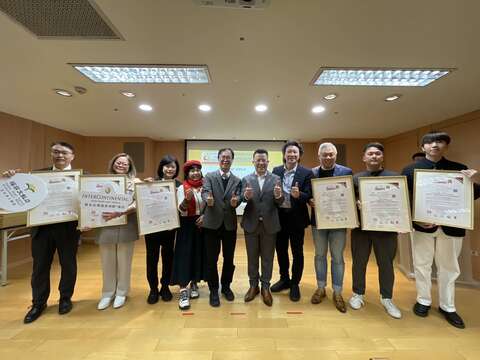 楊宗珉局長親自表揚ISQM國際服務品質認證獲獎業者。