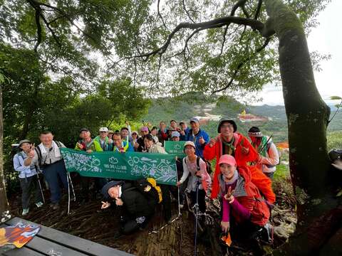 漫步微笑山线，可眺望烘炉地南山福德宫