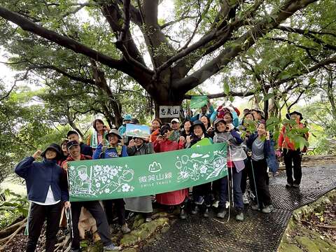 漫步莺歌後花园，山友齐聚忠义山大榕树，留下微笑山线完登纪念