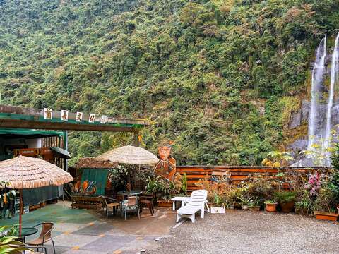 乌来风景区有温泉、瀑布和泰雅族文化，春节假期不妨来趟身心舒畅的山林疗癒之旅，还能逛老街、搭台车，感受大自然的疗癒与原民风情。