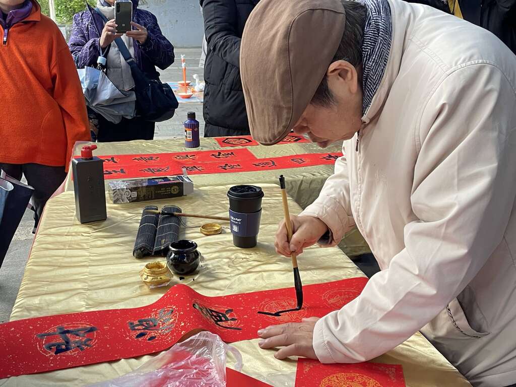 2月7日来碧潭带走客制春联，用手写的温度，开启马到成功的一年。(图为2025赠春联活动资料照)