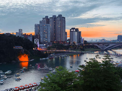 碧潭风景区景色宜人、交通便利，春节假期适合全家同游，漫步吊桥或踩天鹅船游湖，享受轻松惬意的好时光。