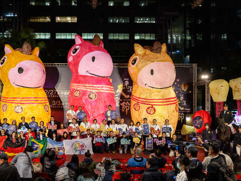 新北市長侯友宜偕同代言人陳彥博及市府團隊，集結商圈、旅行社、臺鐵、臺電、鬍鬚張、手信坊、十分好運、國際扶輪社與國際學生等各界力量，共同參與今（30日）平溪天燈節記者會活動。