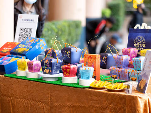 2026新北市平溪天燈節與在地店家十分好運合作推出天燈造型視覺限定商品。