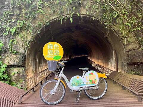 以步行或自行車等綠色運具造訪三貂嶺生態友善隧道，近距離感受山林環境與自然生態風貌。(圖為114年活動資料照)