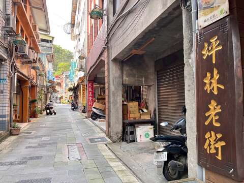 漫步坪林老街，欣賞小鎮風光與在地茶文化，並走讀古道歷史，感受濃厚人文風情。