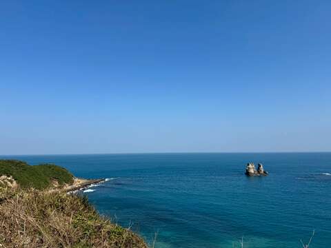 走訪獅頭山公園燭台雙嶼觀景平台，遠眺海天一色的海岸風光。