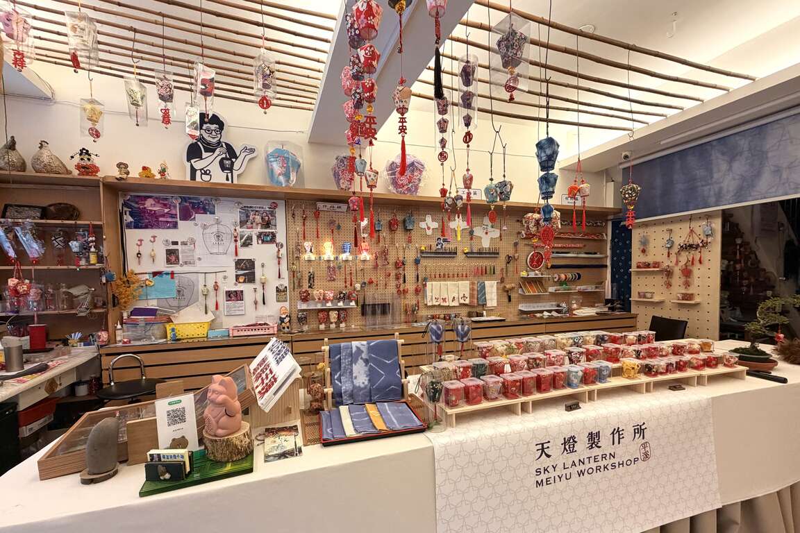 充满职人对传统工艺的用心与坚持的「美玉天灯制作所」，带领大家了解天灯制作流程与手作细节，感受文化传承的精神。