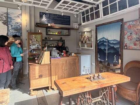 特色店家「觅石底」整合品牌识别与门面设计，展现地方文化特色。