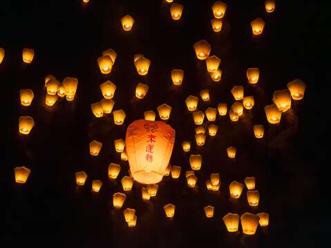 新北市政府观光旅游局诚挚邀请民众走访平溪山城小镇，漫游商圈周边街景，并於新北市平溪天灯节活动期间亲手点盏天灯，写下新年祈福心愿！ (图为2025年资料照)