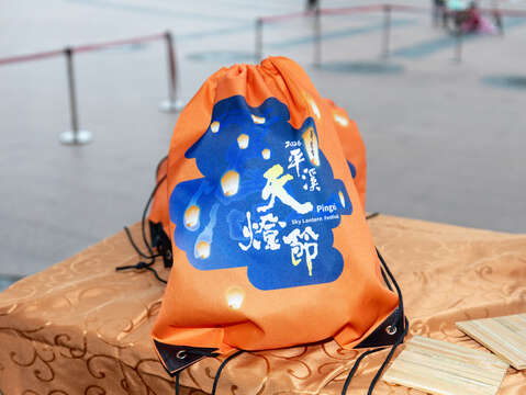 报名699在地小旅行还可获得限量版天灯束口袋等多样好礼。