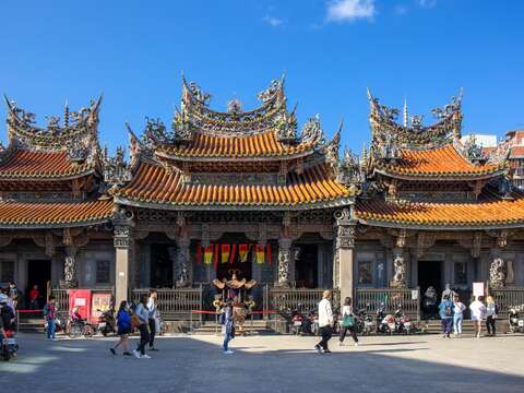 三峡清水祖师庙精致的石柱雕刻，威严中流露雅致，素有东方艺术殿堂美誉。