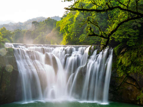 十分瀑布為全臺最大型的垂簾型瀑布，壯麗景觀深受國內外旅客喜愛。