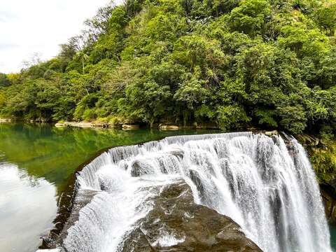 到十分瀑布可欣赏壮阔的自然景观，感受山林间的春意盎然，寓意「好运奔流不息，福旺喜迎新春」。(图为十分瀑布资料照)