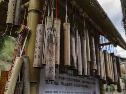 漫步菁桐车站与老街间的祈愿竹筒墙让大家在浓厚怀旧氛围中迎接新年，充分体验山城轻旅行的魅力。(图为菁桐祈愿竹筒资料照)