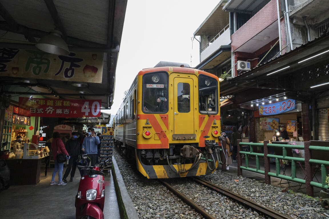 推荐民众走访十分老街，放盏天灯，体验浪漫又具年节意义的祈福仪式感。(图为十分老街资料照)