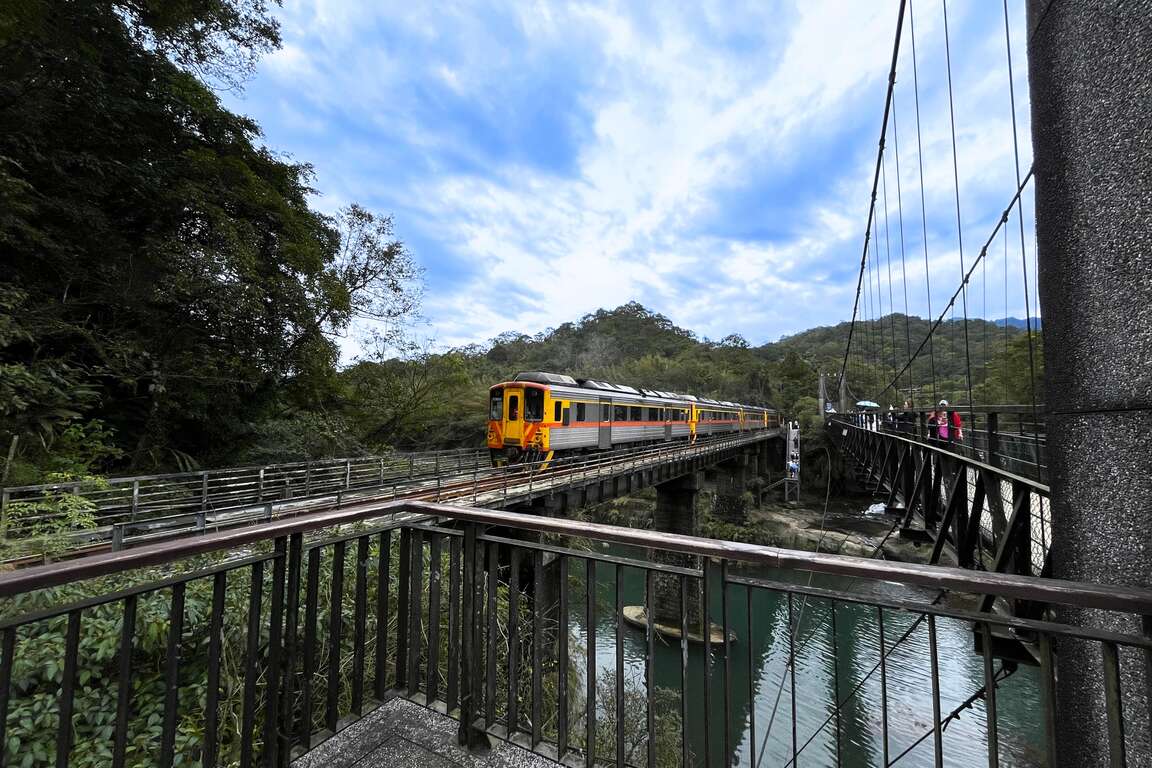 十分站周邊的觀瀑吊橋緊鄰鐵道路段，列車行駛而過形成的獨特景致，是旅途中不可錯過的必拍畫面。