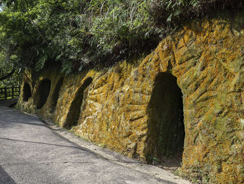 平溪站周邊散布多條健行步道與歷史景點，像是觀音巖、日治防空洞及警報鐘等，是體驗在地生活文化的最佳據點。
