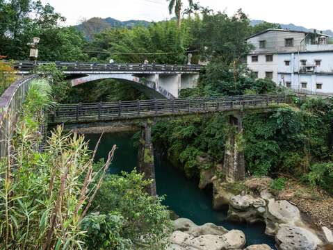 來到嶺腳站，可欣賞昔日作為聚落連通功能的嶺腳古橋，為旅程增添自然氣息與人文記憶探索趣味。