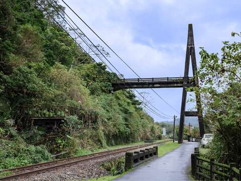 望古站下車沿著月臺旁小徑步行，可抵達慶和吊橋遺跡。