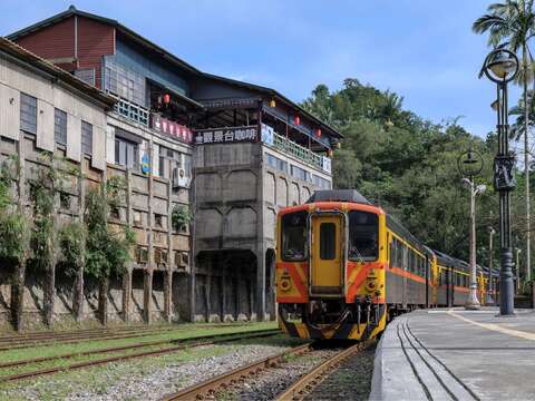 菁桐站充滿濃厚懷舊氛圍，可漫步其中為旅程畫下溫暖美好的句點。(圖為菁桐車站資料照)