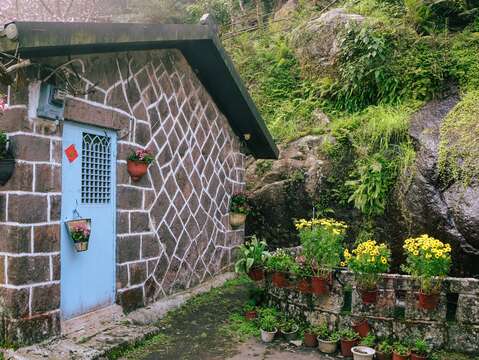 楓樹湖步道石頭屋靜立山林間，景色恬靜迷人。