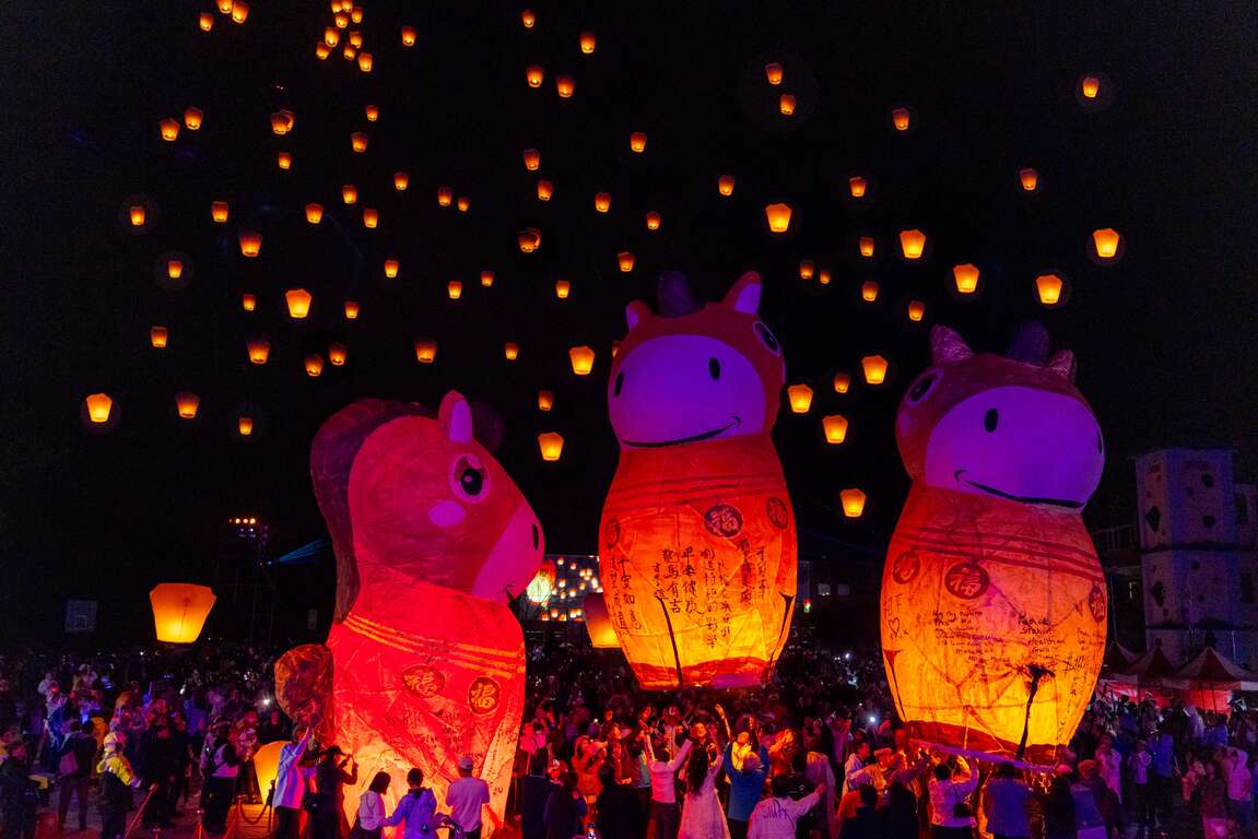 三盏福马主灯冉冉升空代表驫字万马奔腾，祝福大家新的一年财源滚滚、福气满满、大吉