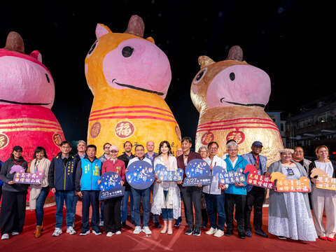 新北市市长侯友宜与林裔绮议员、观光旅游局局长杨宗珉以及军中情人方季惟、歌手于冠