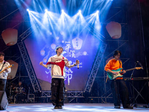 十分场越夜越热闹！八青哥登台飙唱，为元宵夜注入满满活力。