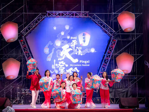 欢庆元宵！十分场由黑金岁月舞蹈团以曼妙舞姿揭开序幕。