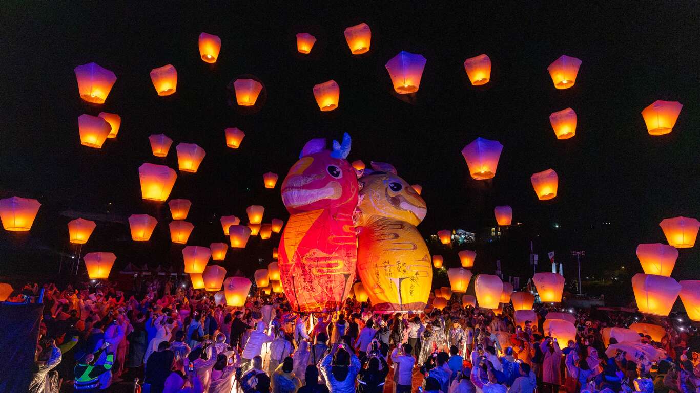 龙马主灯在百灯簇拥下昂首飞向天际，藉此祈求新的一年平安顺遂、国泰民安。