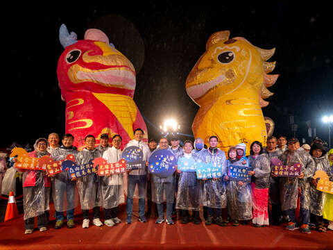 新北市市长侯友宜与副市长朱惕之、观光旅游局局长杨宗珉、市府团队及在地公所、里长共同施放龙马主灯。