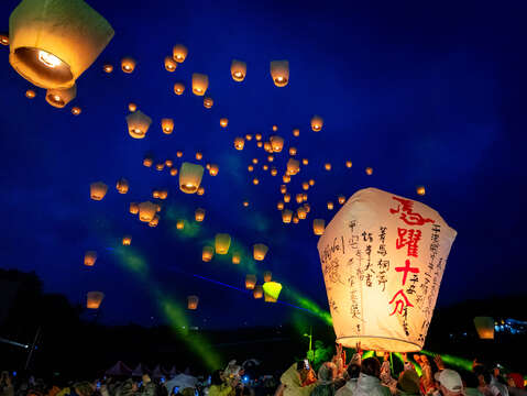 享誉国际的「2026新北市平溪天灯节」227(五)於平溪国中圆满落幕，今(3，元宵节)日於十分广场压轴登场。