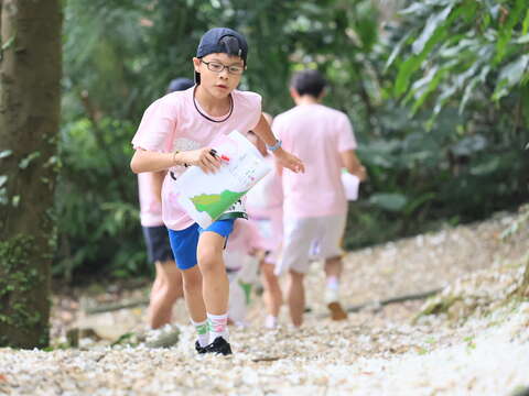 探旅新北活動分組多元，適合全家大小共同參與，透過定向地圖指引，讓大小朋友共同探索地方之美。（圖為2025探旅新北定向越野資料照）
