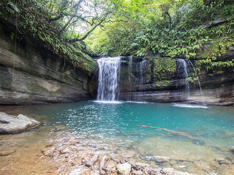 平溪望古瀑布景致清新宜人，白天賞瀑、夜晚賞螢，展現山林多元魅力(圖為資料照)