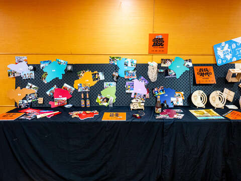 記者會現場展示歷屆深受好評的特色完賽禮及活動專屬物資，呈現「探旅新北」豐富的品牌意象。