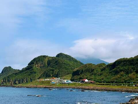 全臺最美海岸線旁的深澳鐵道自行車將於 4、5 月週末迎來「鐵道．海．故事」環保市集，邀請遊客在依山傍海的絕景草地上享受永續生活時光。