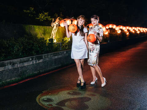 2025九份红灯笼祭以「九份地底有条黄金龙」为核心主题，打造20公尺长巨型主灯。