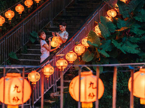 「2025九份红灯笼祭」提供复古旗袍租借服务，让民众手提提灯漫步於红澄灯火掩映的山城石阶，身历其境感受九份特有的文化氛围。