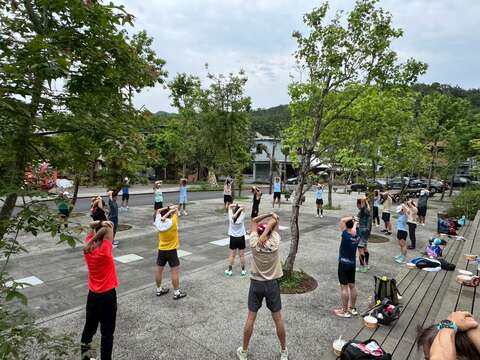 追友们在教练带领下暖身，为训练营做准备。(图为2025活动照)