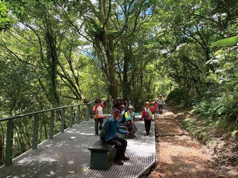 「新北市平溪岭脚寮-望古观瀑步道亮点环境营造计画工程」结合既有乔木与透水耐候材质及菱形格网设计，保留生态并提升环境美感