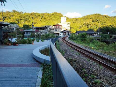 岭脚广场-顺应铁道曲率营造线性景观、透水砖兼顾排水、人本、低维管