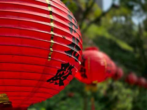 以「節奏．記憶」為主題，從拱北殿出發，串聯三秀山、叭嗹港大尖等場域，透過定向越野的形式，走進汐止的山城地景與生活紋理。