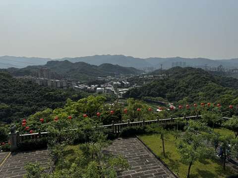 汐止舊名「水返腳」，長年多雨，從屋簷落下的雨聲，到坡道、階梯與山徑所形成的日常路徑，雨與高度共同構成汐止獨有的生活節奏。