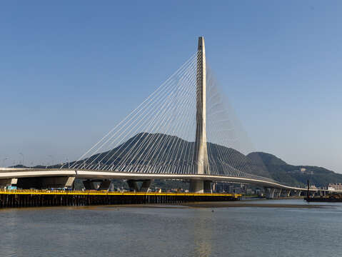 淡江大橋的不對稱單塔斜張橋為國際的知名地標。民眾可於5月3日登橋野餐，欣賞主塔與觀音山交映的壯闊景觀